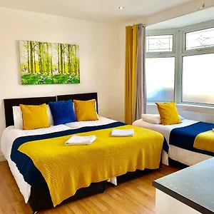 4 Bedrooms, 3 Baths, Full Kitchen And Lounge, Garden, Free Parking , London United Kingdom